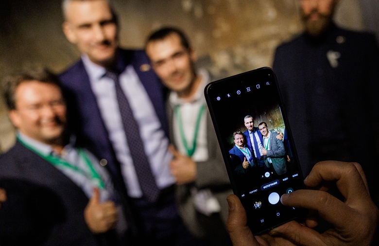 Vitaliy Klitschko macht ein Selfie mit zwei weiteren Personen.